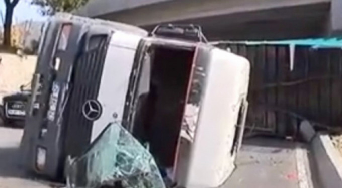 TIR köprüye çarptı!