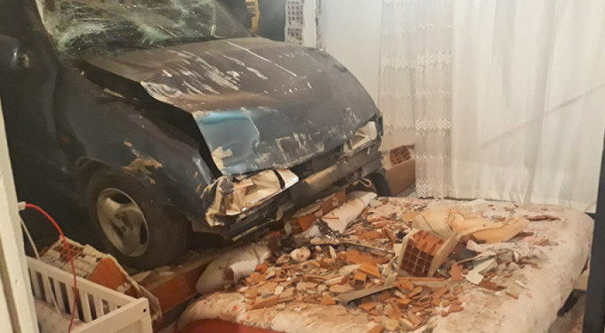 Otomobil yatak odasına girdi!