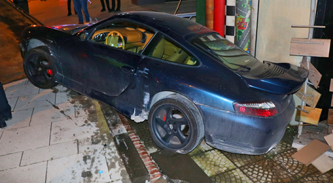 Lüks otomobil dükkana girdi