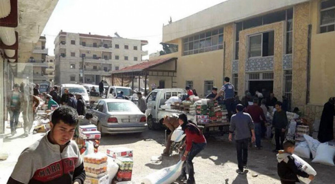 Afrin'de halk PYD'nin gıda deposunu bastı!
