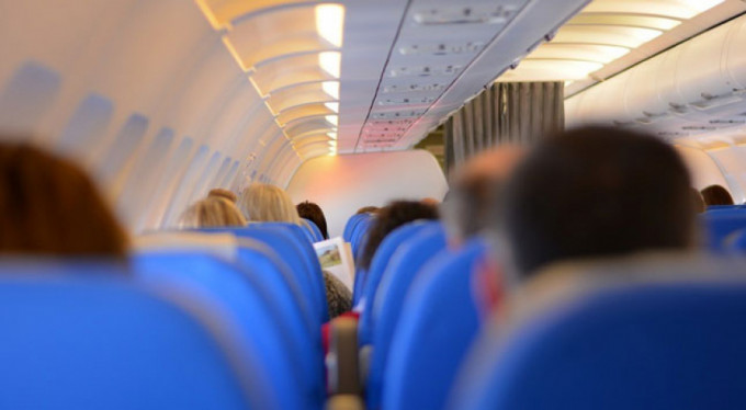 Uçağı temizlerken buldu! Battaniyenin altından...