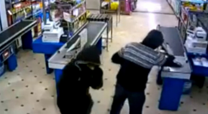 Pompalı tüfek ve palayla soygun!