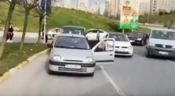 Trafiğin ortasında kavga! Birbirlerine girdiler