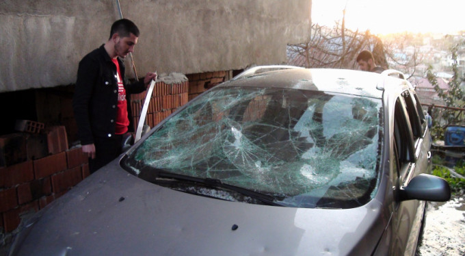 Arkadaşına kızdı aracını çekiçle parçaladı!