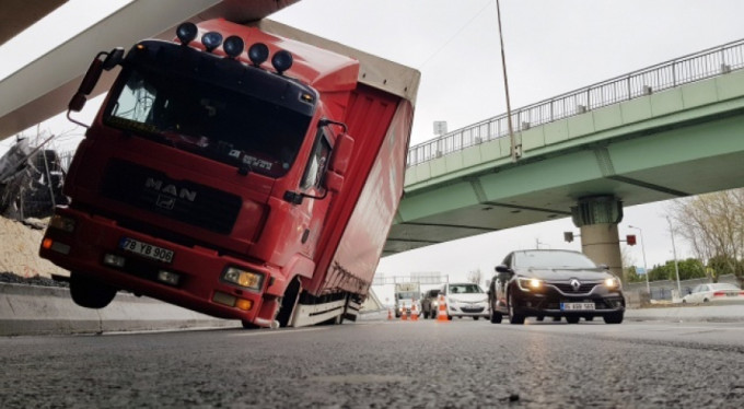 Korku dolu anlar! Üst geçitte asılı kaldı...