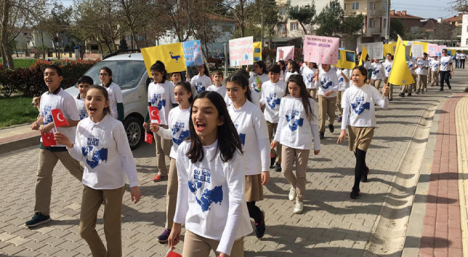 Bursa'da öğrenciler su için yürüdü!