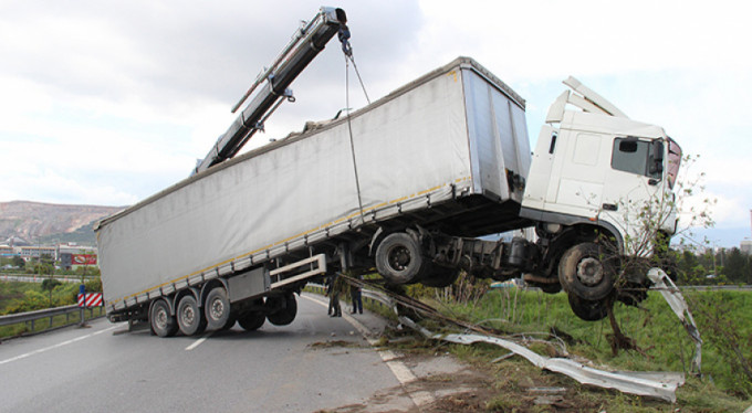 Tır bariyerlerde asılı kaldı!