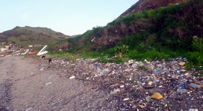 Bursa'da fırtına sonrası sahil kenarı çöp yığınına döndü