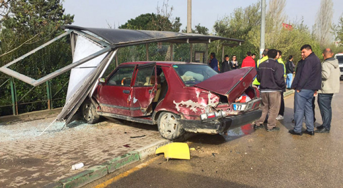 Bursa'da feci kaza... Otobüs durağına daldı!