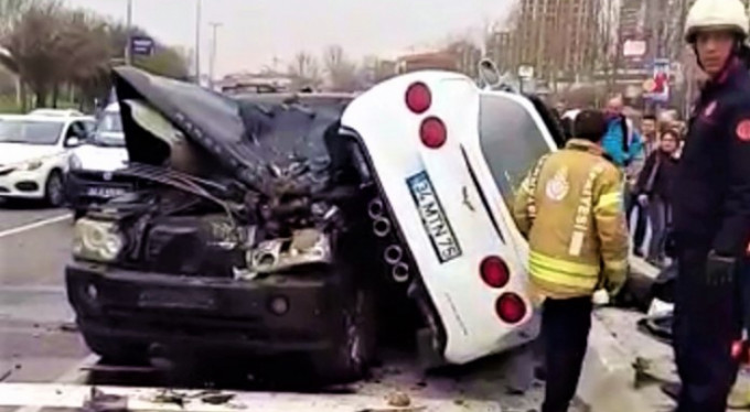 Lüks otomobil metrelerce uçtu!