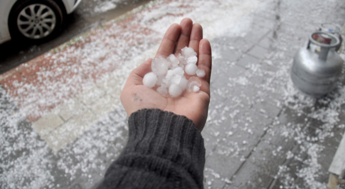 Bursa'da ceviz büyüklüğünde dolu yağdı