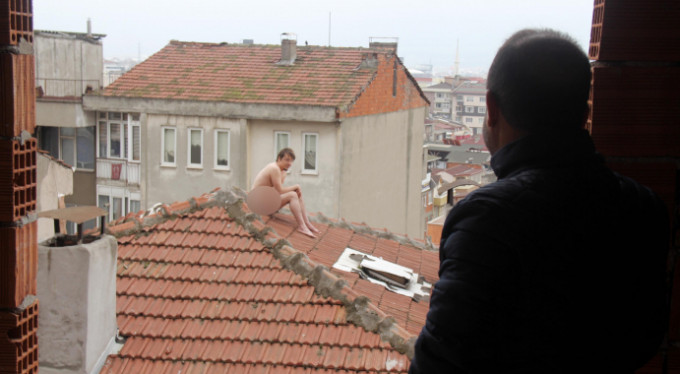 Çırılçıplak soyunup çatıya çıktı!