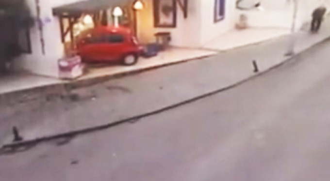 Son sürat dükkana girdi!