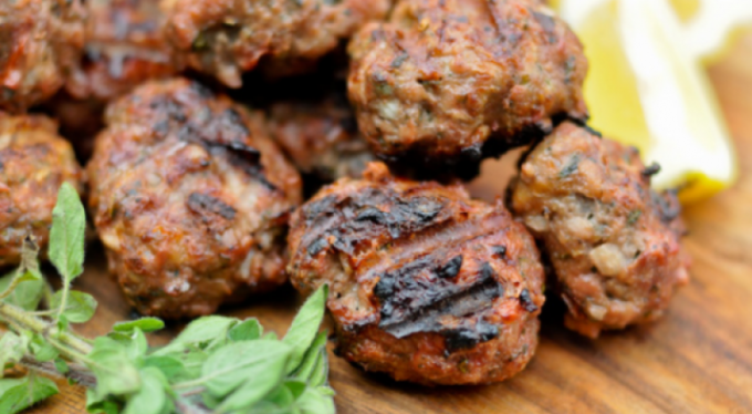 Bursa'da skandal! Kedinin üzerinde gezdiği köfteleri çöpe attı...