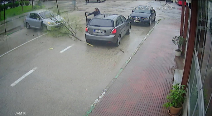 Kadın sürücüye çarpıp, kopan plakasını alıp kaçtı