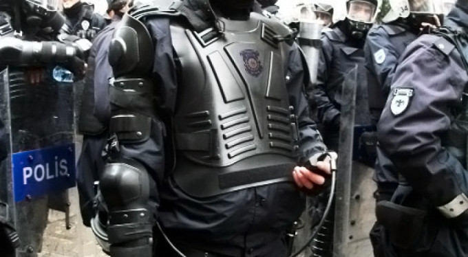 Çevik kuvvet midibüsü devrildi: 5 polis yaralı!