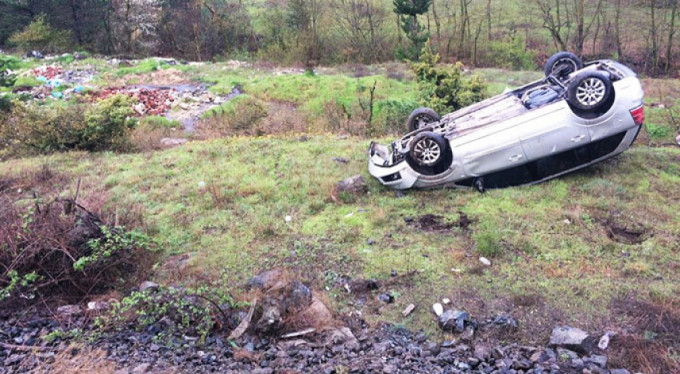 Bursa'da otomobil tarlaya uçtu!