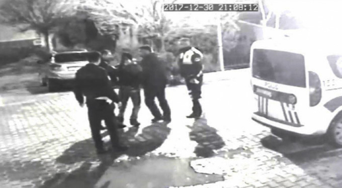 Polis dayağı güvenlik kamerasında