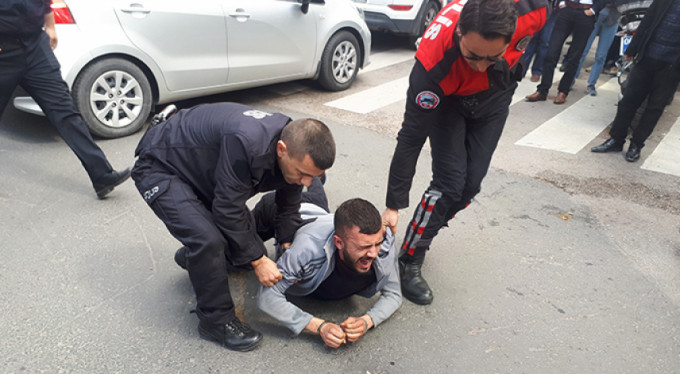 Sokak ortasında polise bıçak çektiler