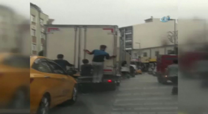 Trafikte ölüme davetiye çıkaran çocuklar!