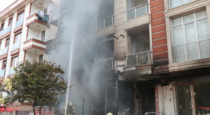 5 katlı bina alev alev yandı!