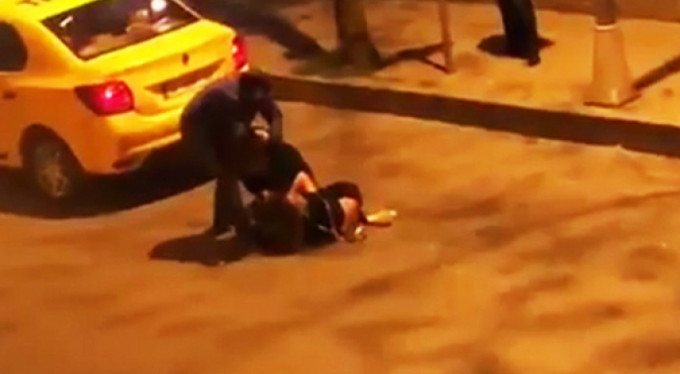 İki kadın sokak ortasında birbirine girdi!