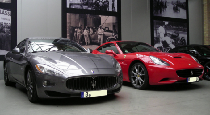 Sahte belgelerle lüks araçları ülkeye sokmuşlar