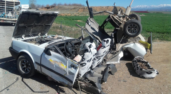 İkiye ayrılan otomobilden sağ çıktılar