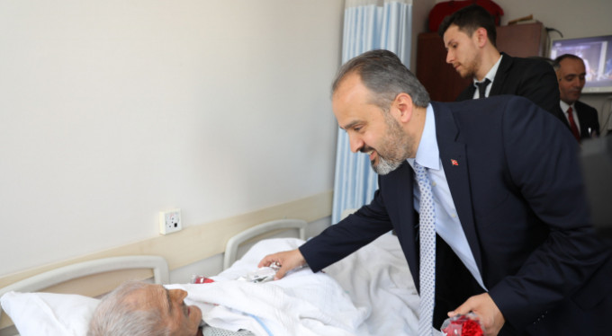 Başkan Aktaş'tan hastalara moral ziyareti