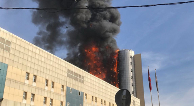 Gaziosmanpaşa Taksim Eğitim ve Araştırma Hastanesinde yangın çıktı.