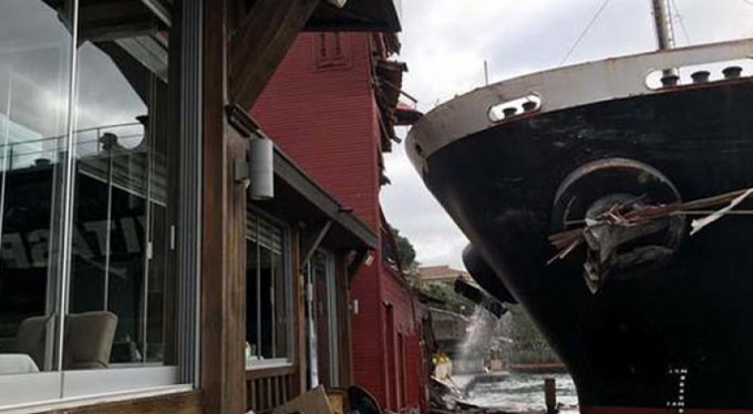 Boğazdaki yalıya gemi çarptı!