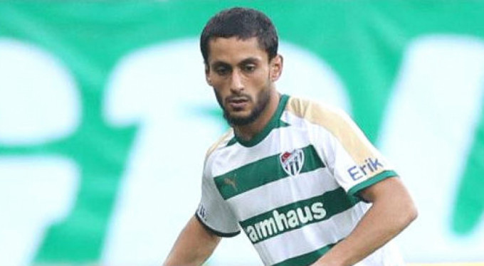 Barış Yardımcı'ya su şişesiyle tepki!