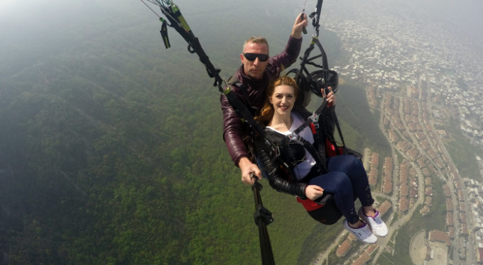 Bursa'da ilginç anlar! Paraşütten iner inmez...