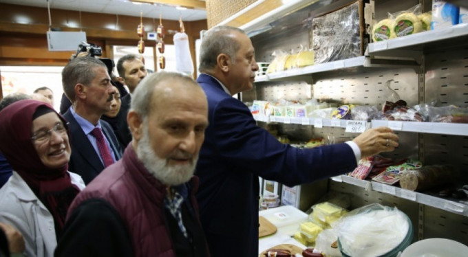 Erdoğan alışveriş yaptı, kahkahalar havada uçuştu!