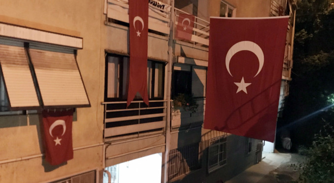 Şehidin evi Türk bayrağıyla donatıldı