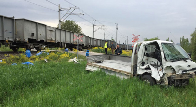 Yük treni ile kamyonet çarpıştı: 1 yaralı