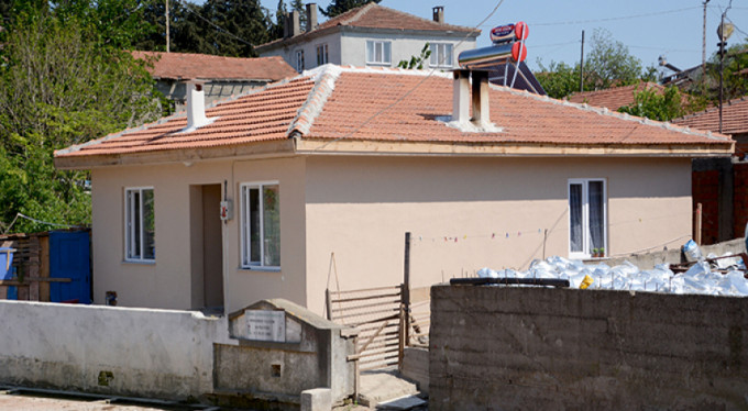 Yıkılmak üzere olan evde oturan aileyi belediye kurtardı