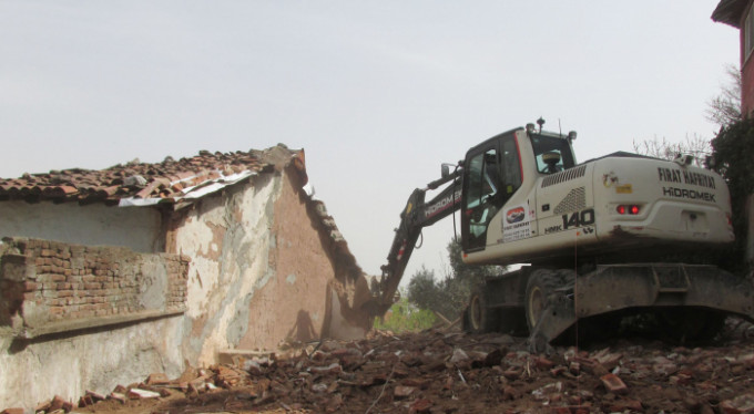 Bursa'da 72 metruk bina yıkıldı