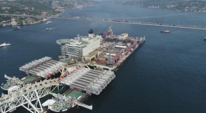 Dünyanın en büyük inşaat gemisi Pioneering Spirit'in İstanbul Boğazı'ndan geçişi havadan görüntülendi