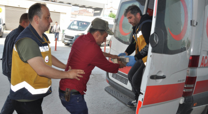 Parmağını sıkıştırdığı merdivenle acile geldi