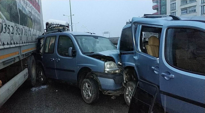Samsun'da 12 aracın karıştığı zincirleme trafik kazasında 15 kişi yaralandı