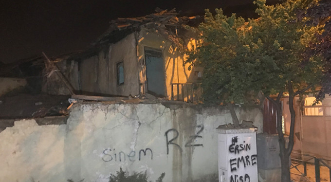 Aşırı yağıştan etkilenen 64 yıllık bina yıkıldı o anlar kameralar tarafından kaydedildi