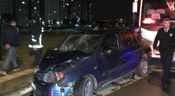 Servisle araç çarpıştı: 1'i ağır 5 yaralı