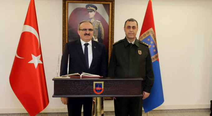 "Aradığınız vali ben değilim paşam..."