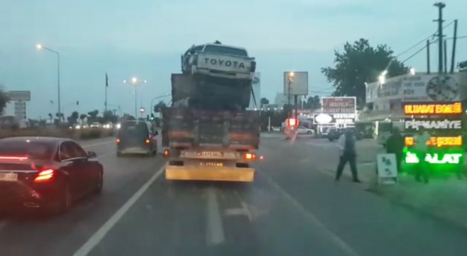 Araç yüklü TIR trafikte tehlike saçtı