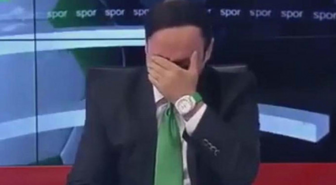 Spiker canlı yayında ağladı!