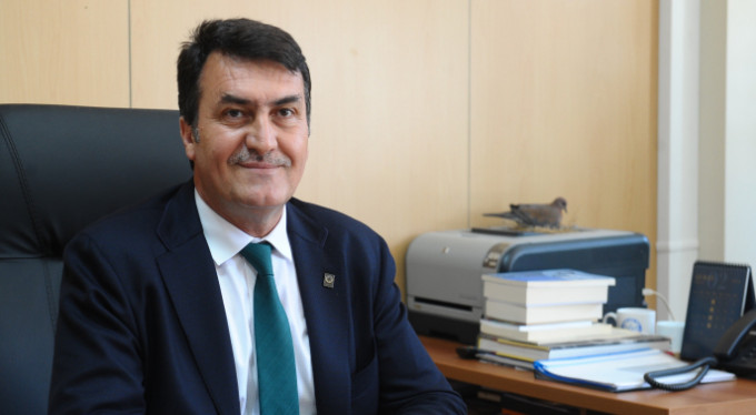 Başkanın makamında onu görenler şaşkına dönüyor