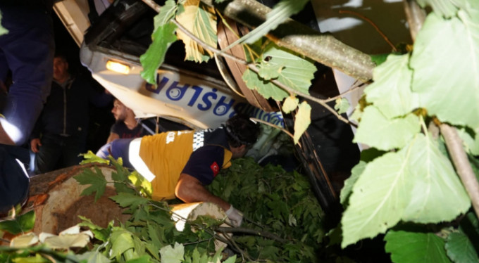 Kamyon kabininde sıkışan sürücü 4 saatlik çalışma sonucu kurtarıldı