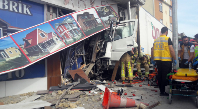 İstanbul Büyükçekmece'de kontrolden çıkan kamyon dükkana girdi