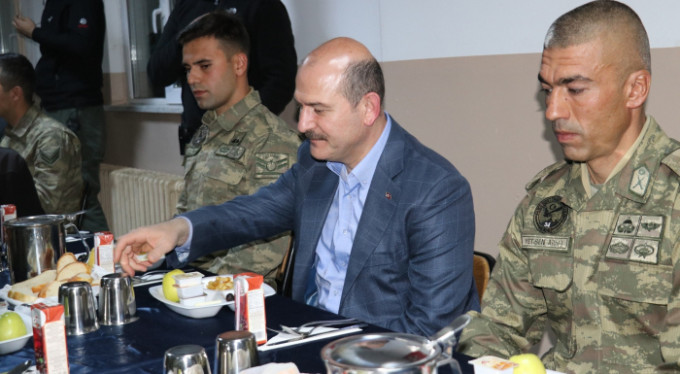 Bakan Soylu Mehmetçik'le sahur yaptı